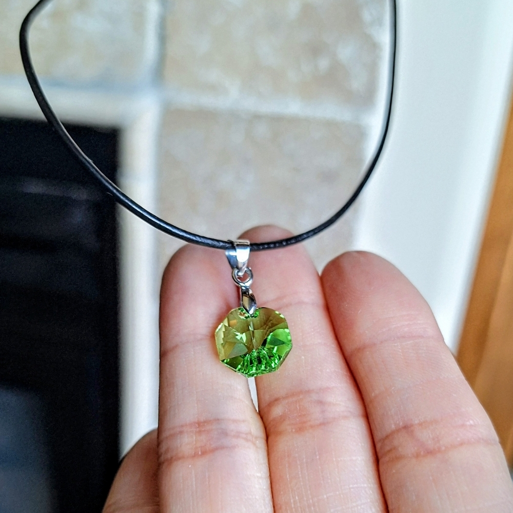 NWOT elegant octagonal green crystal pendant necklace